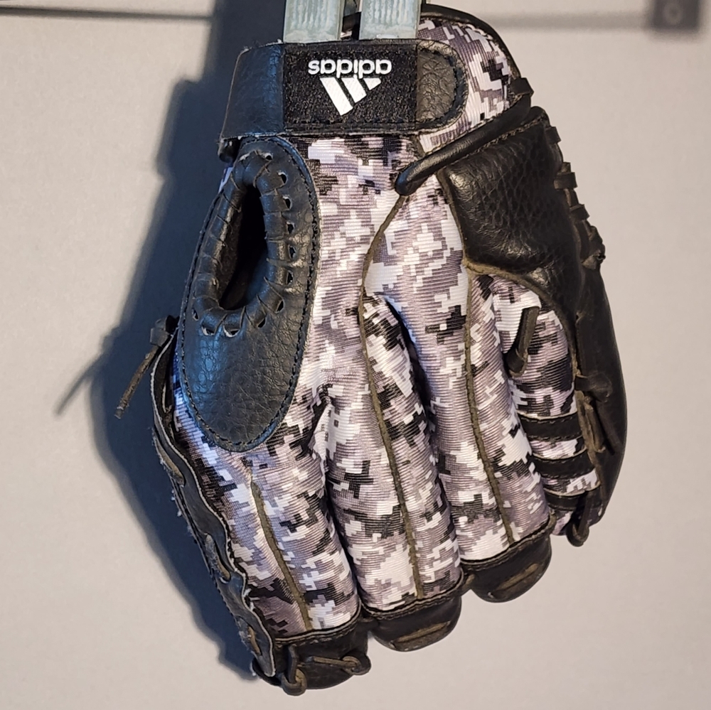 ADIDAS Kids Baseball Glove. TS 1000DC.